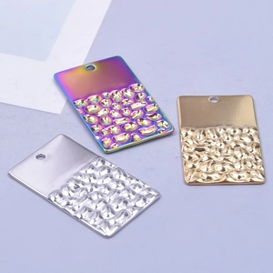Pendentifs rectangulaires en acier inoxydable martelé en couleurs or, argent et arc-en-ciel