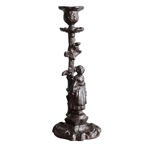 Bougeoir vintage en fonte avec sculpture de femme classique et détail de pétale décoratif