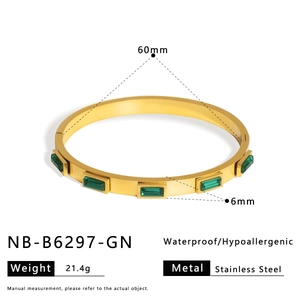 Détail d'un bracelet en acier doré 18K serti de cristaux verts de taille émeraude élégants