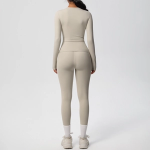 Vista posteriore del set da yoga beige con maglia a maniche lunghe e leggings aderenti