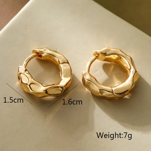 Detailed specs of gold irregular geometric earrings showing 1.5cm size and 7g weight