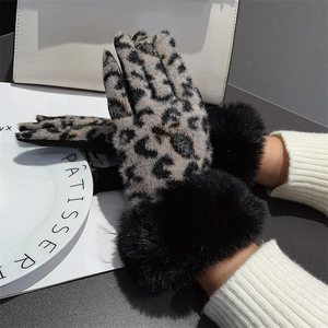 Detalle de guantes de punto con estampado de leopardo y puños de piel sintética negra