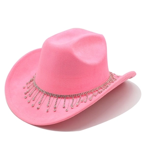 Gros plan d'un chapeau de cowboy rose avec franges en strass argentés et aspect daim