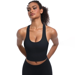 Détail de brassière sport noire avec décolleté en U profond et tissu élastique respirant