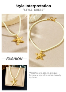 Détail d'un collier pendentif étoile de mer dorée avec cordon crème et fermoir ajustable