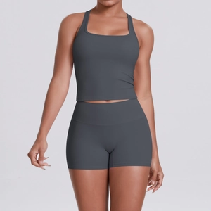 Détail du haut de sport dos nageur gris foncé et du short taille haute sur modèle