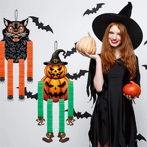 Dettaglio di decorazioni di Halloween con un gatto nero e una zucca con gambe a fisarmonica