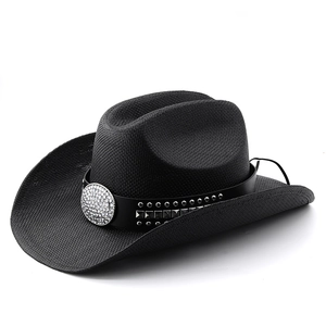 Schwarzer Stroh-Cowboyhut mit silbernen Punk-Nieten und funkelndem Strass-Zierstück
