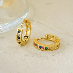 Eleganti orecchini huggie placcati in oro con fila di pietre di zirconia colorate