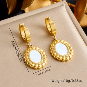 Boucles d'oreilles ovales en acier doré avec pendentif nacre et cadre ondulé rétro