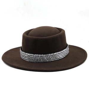Dettaglio cappello in lana marrone scuro con quattro file di strass argentati scintillanti