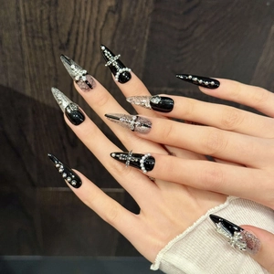 Uñas postizas stiletto góticas con encaje negro, cruz de plata y perlas finas