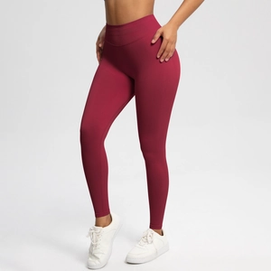 Detailansicht der weinroten Yoga-Hose mit hoher Taille und nahtloser Kompressionspassform