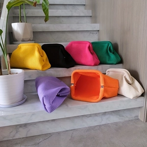 Bolsos de mano tipo nube de punto a rayas minimalistas en siete colores vibrantes