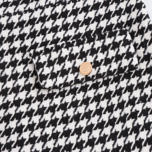 Robe courte en tweed avec motif pied-de-poule noir et blanc et bouton doré décoratif