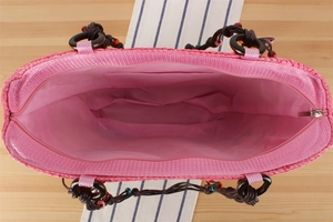 Vue intérieure du sac cabas rose en paille avec fermeture éclair et anses perlées
