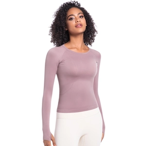 Dettaglio della maglia da yoga rosa con fori per i pollici e cuciture raglan