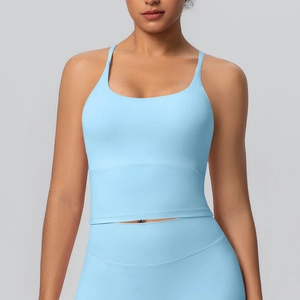Vue de face de l'ensemble de yoga bleu clair avec fines bretelles et tissu mat respirant