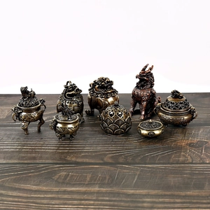 Achtteiliges Set aus antiken Bronze-Räuchergefäßen und mythischen Tierfiguren auf Holz