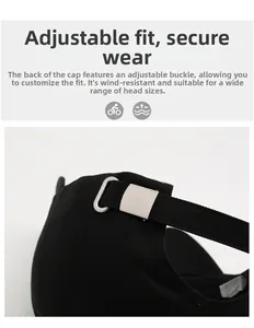 Detailaufnahme der Metallschnalle an einer schwarzen Baseballkappe aus Baumwoll-Twill