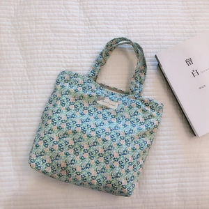 Sac fourre-tout en toile de coton à motifs floraux denses avec étiquette en tissu