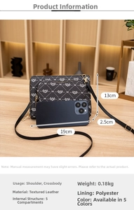 Detailansicht der schwarzen Umhängetasche mit weißem W-Print und 19 cm Größenangabe