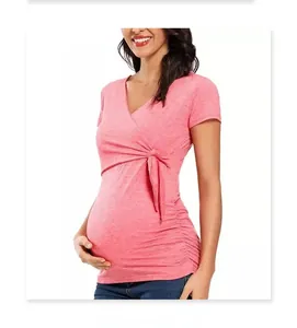 Nahaufnahme des rosa Umstandsoberteils mit V-Ausschnitt und seitlichem Knotendetail
