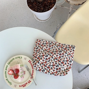 Vue détaillée de la trousse à maquillage en velours côtelé avec motifs floraux vintage