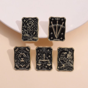 Vintage Emaille-Anstecknadeln im Tarot-Stil mit Stern, Kraft und Tod Motiven in Gold