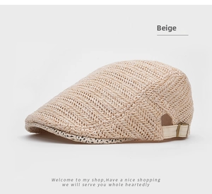 Dettaglio di cappello parasole beige con trama in rete traspirante e fibbia regolabile