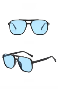 Vue avant et latérale de lunettes aviateur noires avec verres bleus et rivets argentés