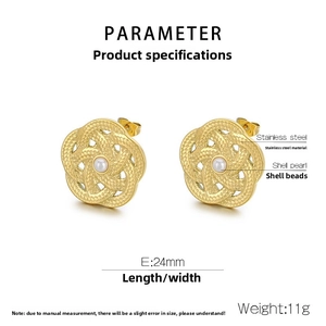 Détail des boucles d'oreilles fleur or 24mm avec texture tissée et perle de nacre