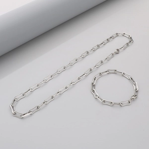Luxuriöses Set aus silberner Büroklammerkette und Armband mit metallischem Glanz