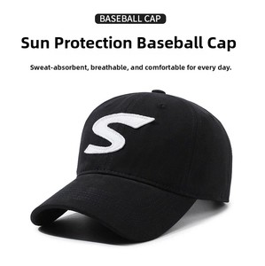 Detail van de wit geborduurde letter S op deze zwarte katoenen baseballpet