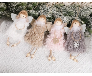 Détail de quatre suspensions anges de Noël en peluche en blanc, rose et gris