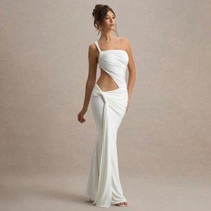 Détail d'une robe longue blanche à une épaule avec découpe à la taille et drapé élégant