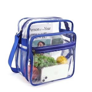 Détail du grand sac messager en PVC transparent avec bordure bleue et poches zippées
