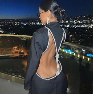 Elegante abito blazer nero con schiena scoperta e spalline incrociate di strass scintillanti