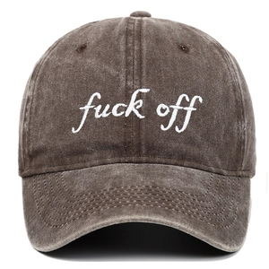 Détail de la broderie Fuck Off sur casquette baseball en toile lavée anthracite