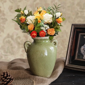 Europese vintage keramische vaas met craquelé glazuur en kunstrozebouquet voor huisdecoratie