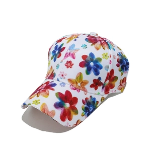 Detailansicht der weißen Baseballkappe mit lebhaftem, mehrfarbigem Blumenmuster und Textur