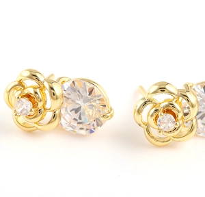 Vue détaillée de boucles d'oreilles rose dorée avec cristaux de zircon et finitions polies