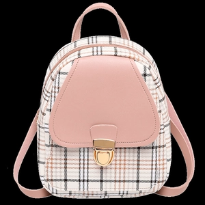 Dettaglio mini zaino a quadri con pelle rosa e chiusura a girello in metallo dorato
