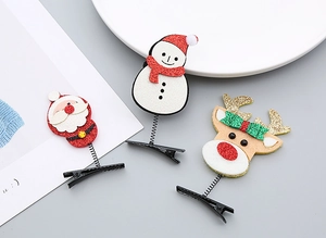 Vue à plat de barrettes de Noël festives avec motifs de Père Noël, Bonhomme de neige et Renne
