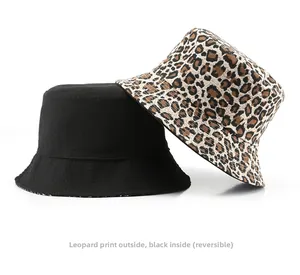 Sombrero de pescador reversible con estampado de leopardo café y reverso negro