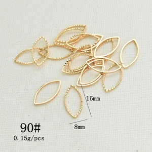 Makroaufnahme goldbeschichteter geometrischer DIY-Schmuckteile mit den Maßen 16mm x 8mm
