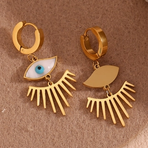 Vue détaillée des boucles d'oreilles œil maléfique plaquées or 18K avec nacre et cils