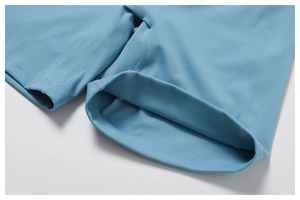 Détail de la couture renforcée à quatre aiguilles et six fils sur le short de yoga