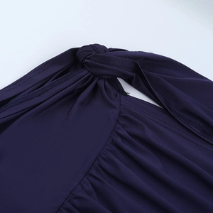 Détail d'un body en mesh bleu foncé avec un design torsadé noué sur la zone de l'épaule
