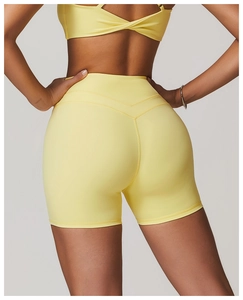 Détail du short de yoga taille haute avec couture en V pour un effet galbant sur les fesses